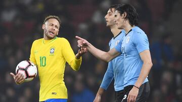 Neymar y Cavani discuten por un lance del juego en el partido entre Brasil y Uruguay.