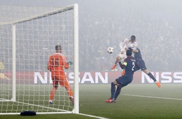 Exhibición madridista en París. Los blancos dominaron a un PSG presa de los nervios y que siempre se vio inferior a los blancos. Un sensacional remate de cabeza de Cristiano, similar a uno que logró Santillana en la final de la Copa de la UEFA ante el Videoton húngaro, dejó helado el Parque de los Príncipes. Pese a que Cavani empató, un chutazo de Casemiro liquidó el partido y la eliminatoria...