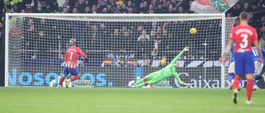 3-1. Antoine Griezmann lanza con potencia y arriba. Soria adivina el tiro, toca el balón con la mano derecha, pero no puede evitar que se cuele por el lado izquierdo de su portería.