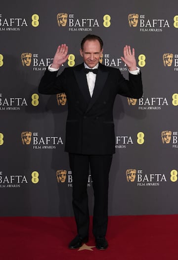 Ralph Fiennes posa en la alfombra roja de los premios BAFTA 2025 celebrados en el Royal Festival Hall del Southbank Centre de Londres.