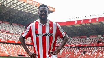 12-08-25. MAMADOU POSA CON SU NUEVA INDUMENTARIA DEL SPORTING SOBRE EL CÉSPED DE EL MOLINÓN.