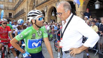 El presidente de la RFEC Jos&eacute; Luis L&oacute;pez Cerr&oacute;n habla con Alejandro Valverde antes de la d&eacute;cima etapa de La Vuelta 2018 entre Salamanca y Fermoselle.