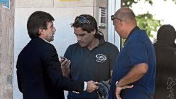 <b>CAZADOS. </b>Bravo (izquierda) explica a Gaspar (dcha) la reunión mantenida en presencia de Duscher.