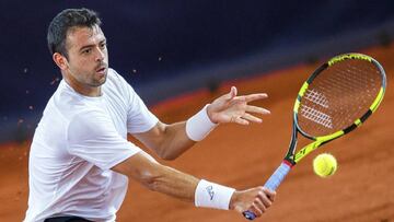 Iñigo Cervantes devuelve una bola al alemán Alexander Zverev durante el partido de la primera ronda del torneo de Hamburgo.