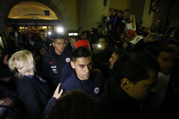 Los jugadores de la Roja recibieron el apoyo de los hinchas en la previa del amistoso ante Suecia.