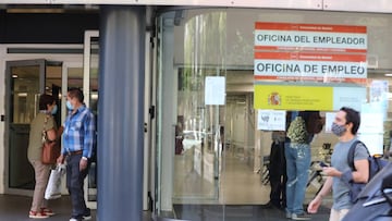 Personas en la puerta de una oficina de empleo de Madrid (Espa&ntilde;a).