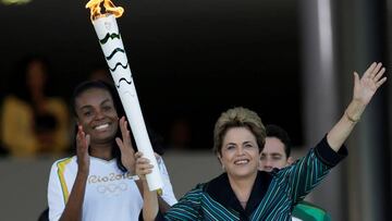 Brazil&#039;s President Dilma Rousseff (R) waves after lighting a cauldron with the Olympic Flame next to Fabiana Claudino, captain of the Brazilian volleyball team, during the Olympic Flame torch relay at Planalto Palace in Brasilia, Brazil, May 3, 2016. REUTERS/Ueslei Marcelino