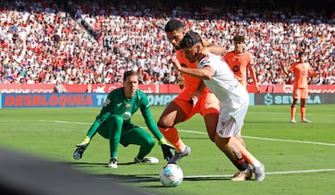 Isaac Romero cae en el área tras una disputa de balón con Araujo en la que el jugador del Sevilla termina por el suelo al trastabillar el defensor azulgrana la pierna de apoyo del ariete. Le llama Carlos del Cerro Grande al colegiado, quien dictamina que hay contacto para señalar pena máxima para los locales.