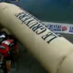 Un arco hinchable se cae y "corta" la Vuelta a Suiza