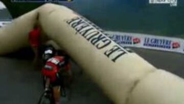 Un arco hinchable se cae y "corta" la Vuelta a Suiza