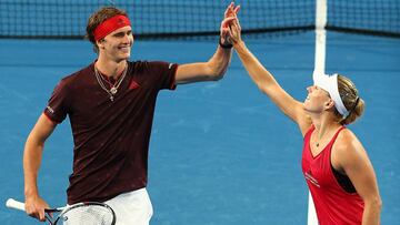 Alexander Zverev y Angelique Kerber celebran un punto durante el partido de dobles ante Elise Mertens y David Goffin en la Hopman Cup.