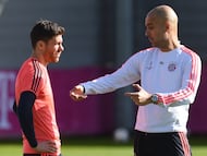 Xabi escucha atento una instrucción táctica de Pep Guardiola en el Bayern.