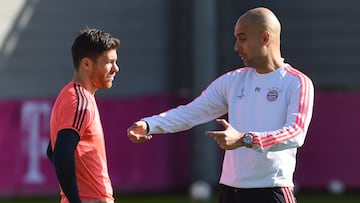 Xabi escucha atento una instrucción táctica de Pep Guardiola en el Bayern.
