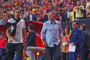 Cirilo Saucedo Assistant coach and Juan Carlos Osorio head coach of Tijuana  during the 13th round match between Tijuana and America as part of the Liga BBVA MX, Torneo Apertura 2024 at Caliente Stadium on October 23, 2024 in Tijuana, Baja California, Mexico.