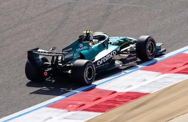 Fernando Alonso al volante del AMR26 Honda durante el segundo día de pruebas de F1 en el Circuito Internacional de Baréin.