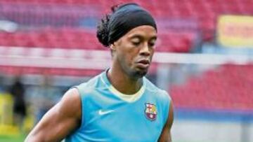 <b>SOLITARIO. </b>Ronaldinho se entrenó ayer en el Camp Nou.