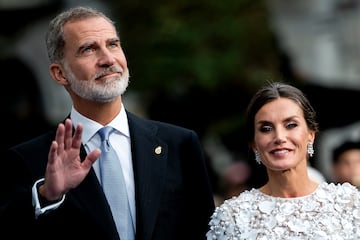 Felipe VI de España y Letizia Ortiz Rocasolano llegan a los Premios 'Princesa de Asturias' 2022 en el Teatro Campoamor el 28 de octubre de 2022 en Asturias.