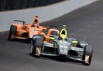 Ed Carpenter seguido por Fernando Alonso.