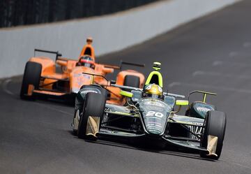 Ed Carpenter seguido por Fernando Alonso. 