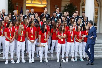  El presidente del Gobierno, Pedro Sánchez, recibe a la selección femenina de fútbol en el Palacio de la Moncloa en Madrid.