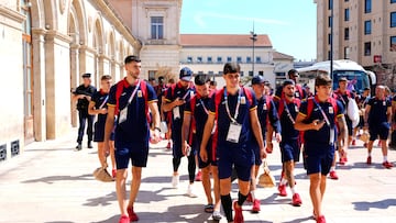 Los jugadores de la Selección olímpica, llegando a la estación de tren de Marsella.