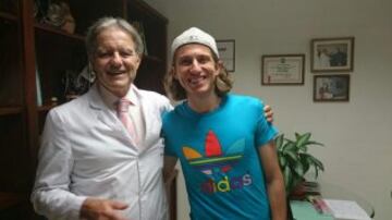 Filipe Luis con el doctor Abad Morenilla. 