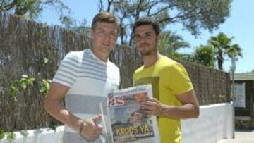 Toni Kroos, a la izquierda, junto al redactor de AS Álvaro de la Rosa.