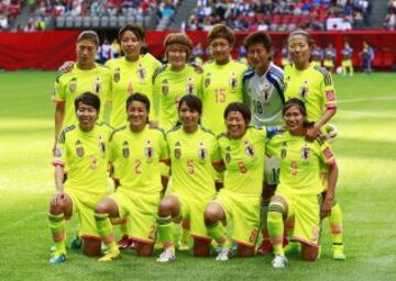 La selección femenina de Japón, posó de esta forma antes del encuentro contra Camerún durante el Mundial de Canadá 2015