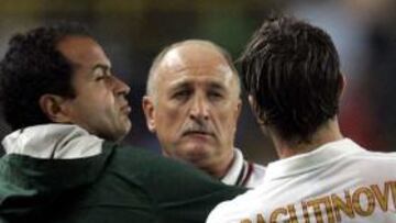 <b>FUERA DE TONO.</b> Scolari vio sus nrevios crispados y agredió a Drago.