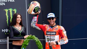 Bastianini en el podio de Silverstone.