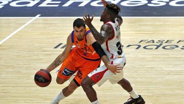 GRAFCVA6105. VALENCIA, 20/06/2020.- El alero del Valencia Basket, Alberto Abalde, trata de superar la defensa del escolta canadiense del Casademont Zaragoza, Dylan Ennis, durante la disputa del tercer partido de la segunda jornada del grupo B de la fase final de la Liga ACB en el pabell&oacute;n de la Fuente de San Luis de Val&eacute;ncia. EFE/Manuel Bruque