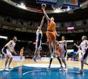 Víctor Claver salva al Valencia con un triple de madurez