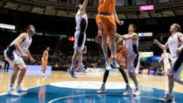 Víctor Claver anotó 16 puntos en el encuentro