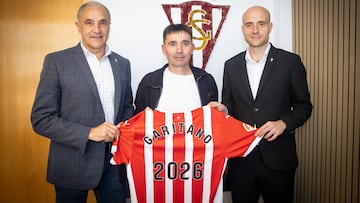 03-06-25. ASIER GARITANO, ENTRE JOAQUÍN ALONSO Y DAVID GUERRA, TRAS FIRMAR COMO ENTRENADOR DEL SPORTING.