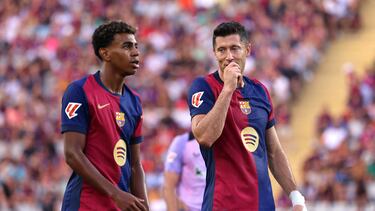 Soccer Football - LaLiga - FC Barcelona v Athletic Bilbao - Estadi Olimpic Lluis Companys, Barcelona, Spain - August 24, 2024 FC Barcelona's Robert Lewandowski and Lamine Yamal REUTERS/Nacho Doce