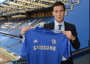 El 4 de junio de 2012, el Chelsea hizo oficial el fichaje de Hazard por 32 millones de libras esterlinas, unos 35 millones de euros.