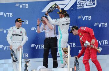 El piloto británico celebra su victoria en Sochi.