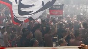 Seguidores del Milan protestando