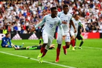 Celebración del gol de Sturridge que hace el (2-1).