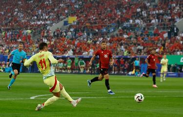 0-1. Dani Olmo filtra un pase al espacio para la carrera de Ferran Torres, se interna el área, cruza al palo largo, toca en la base del poste y el balón entra en la portería de Thomas Strakosha.