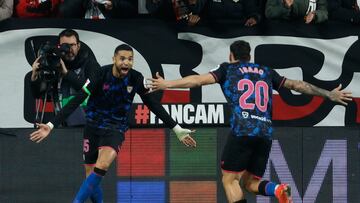 MADRID, 05/02/2024.- El delantero marroquí del Sevilla Youssef En-Nesyri (i) celebra tras anotar su segundo gol, durante el partido de la jornada 23 de LaLiga EA Sports, entre el Rayo Vallecano y el Sevilla, en el Estadio de Vallecas, en Madrid. EFE/ Juanjo Martín
