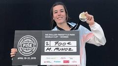 Mery Mu&ntilde;oz posa con su medalla de plata en la categor&iacute;a de inline femenino conseguida en la primera parada de las FISE World Series 2019 celebrada en Hiroshima (Jap&oacute;n).