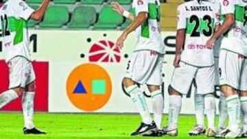 <b>ALEGRÍA FRANJIVERDE. </b>Los jugadores del Elche se abrazan ante la desolación del Recre, ayer en el Martínez Valero.