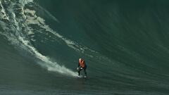 Matt Formston surfeando una ola gigante de 15 metros de altura en Praia do Norte, Nazaré (Portugal).