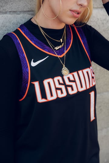 El diseño que rodea el cuello y las mangas del uniforme de los Suns es un tributo a la cultura hispánica de Arizona. En el pantalón, un juego de colores traza la bandera del estado.