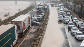 Vehículos en la V-30 tras el paso de la DANA y la subida del cauce del río Turia, a 30 de octubre de 2024, en Valencia, Comunidad Valenciana (España). La Comunitat Valenciana ha registrado la gota fría "más adversa" del siglo en la región. La Generalitat ha activado el procedimiento de múltiples víctimas por "prevención de lo que pueda venir", después de que el primer balance apunte a 51 víctimas mortales como consecuencia del temporal. En estos momentos, todavía hay personas esperando a ser rescatadas y puntos sin cobertura de telefonía y sin luz.
30 OCTUBRE 2024;DANA
Rober Solsona / Europa Press
30/10/2024