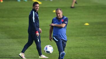 Nihat y Fatih Terim durante un entrenamiento de la selección de Turquía.