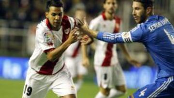 Jonathan Viera, delantero del Rayo, trata de irse del defensa del Real Madrid, Sergio Ramos.