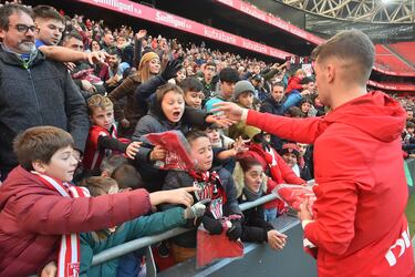 Julen Agirrezabala repartiendo regalos a la afición. 
