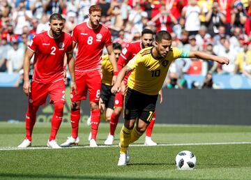 Eden Hazard recibió la falta de Syam Ben Youssef dentro del área.
El árbtiro, el salvadoreño Juan Zumba, señaló la pena máxima y el propio Hazard se encargo de lanzarlo y así estrenar el marcador.